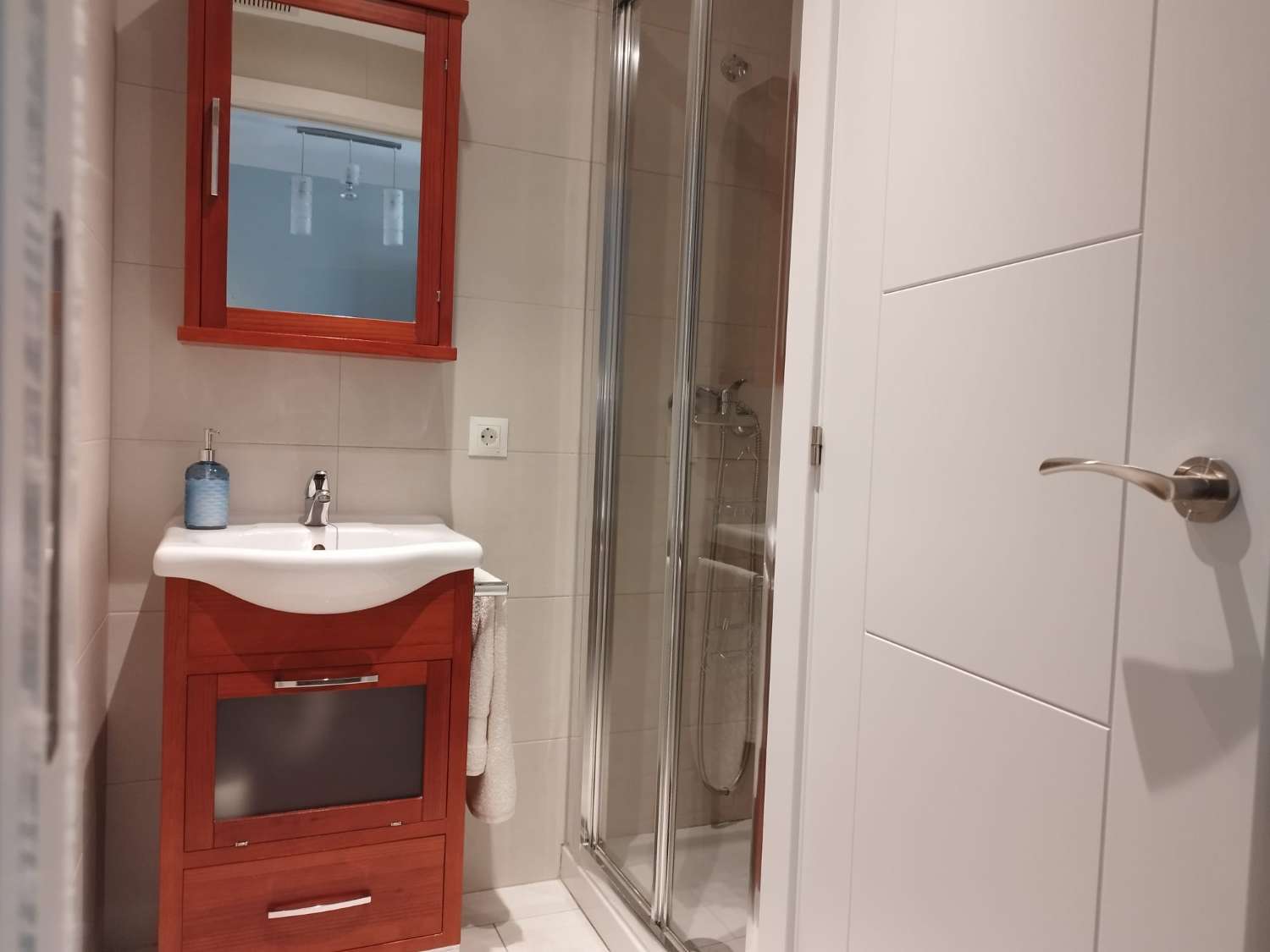 SE ALQUILA  DESDE 1.3.26-30.6.26 y DESDE 1.10.26-30.6.27 BONITO APARTAMENTO EN LA CARIHUELA (TORREMOLINOS)