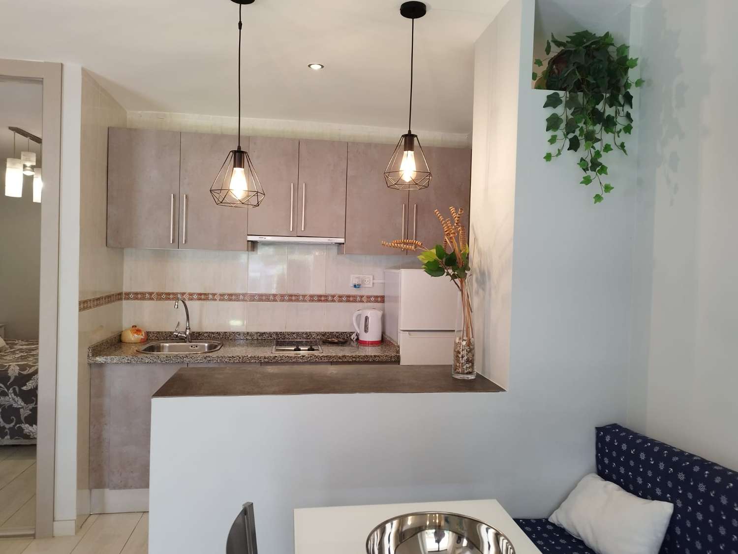 SE ALQUILA  DESDE 1.3.26-30.6.26 y DESDE 1.10.26-30.6.27 BONITO APARTAMENTO EN LA CARIHUELA (TORREMOLINOS)