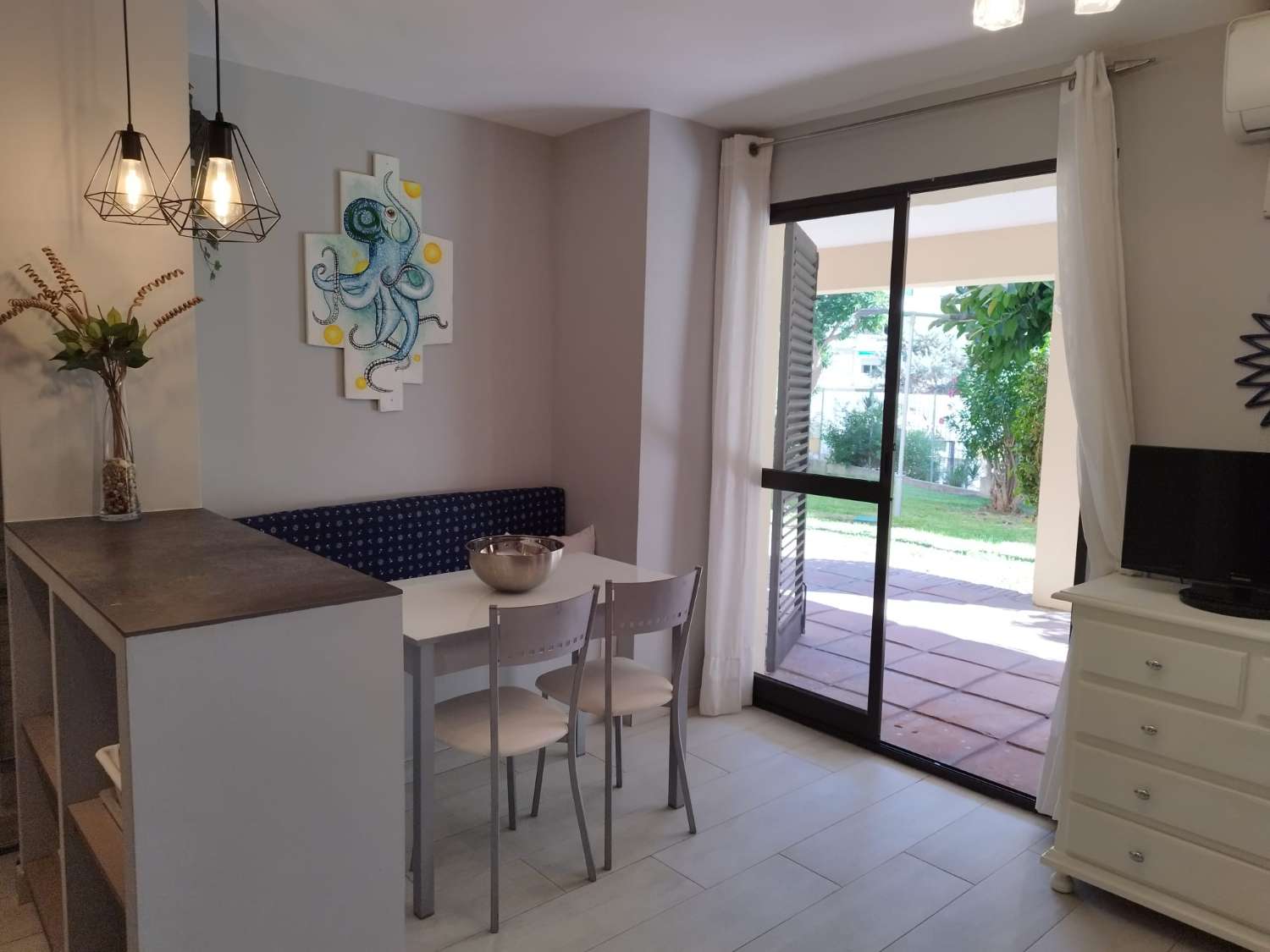SE ALQUILA  DESDE 1.3.26-30.6.26 y DESDE 1.10.26-30.6.27 BONITO APARTAMENTO EN LA CARIHUELA (TORREMOLINOS)
