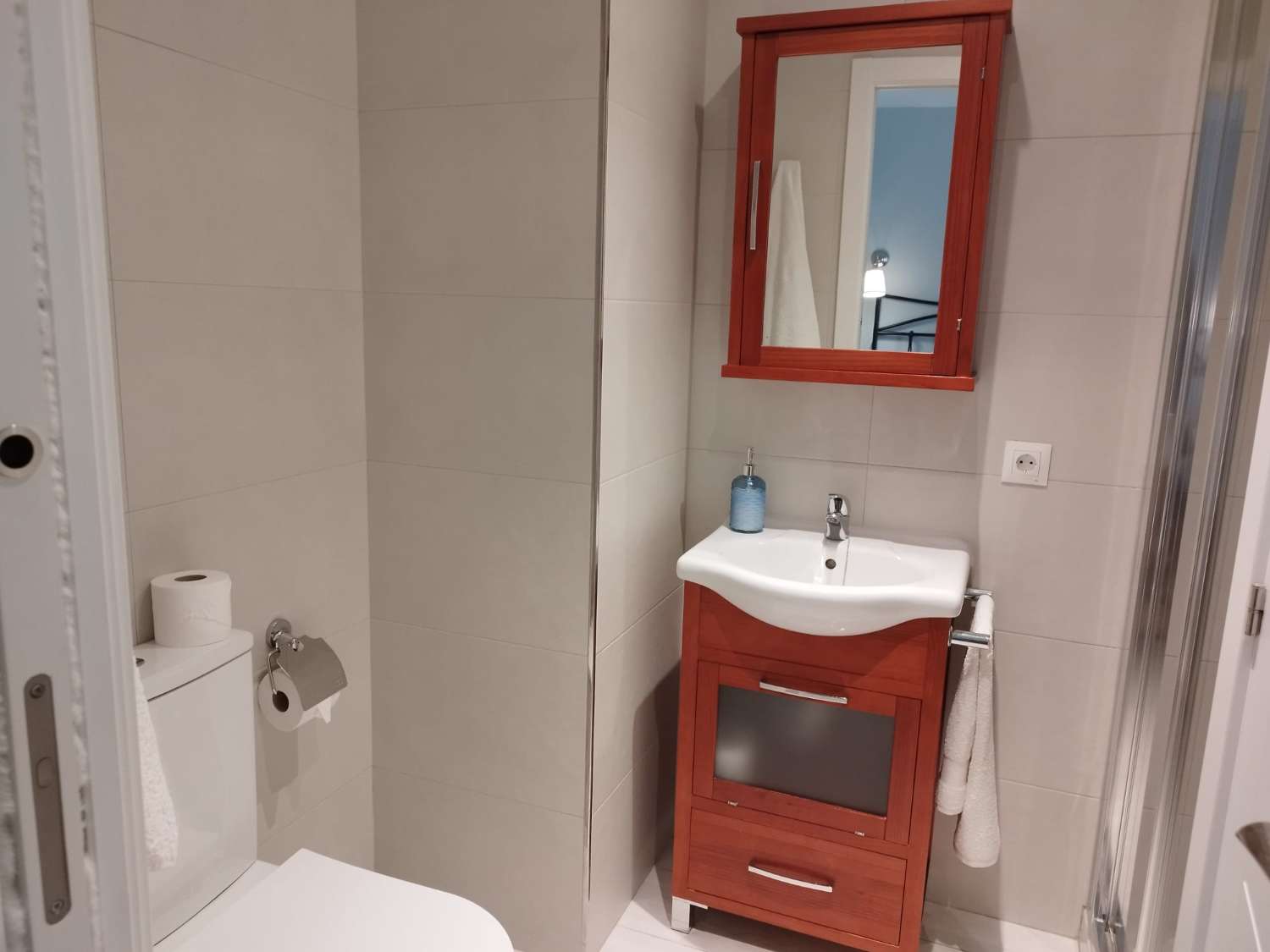 SE ALQUILA  DESDE 1.3.26-30.6.26 y DESDE 1.10.26-30.6.27 BONITO APARTAMENTO EN LA CARIHUELA (TORREMOLINOS)