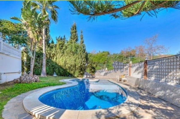 SE VENDE MAGNIFICO CHALET INDEPENDIENTE  EN BENALMADENA