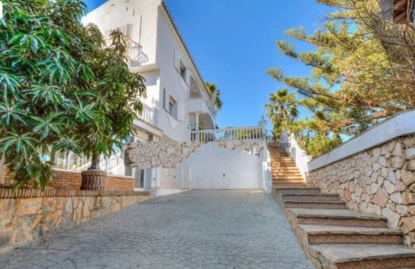 SE VENDE MAGNIFICO CHALET INDEPENDIENTE  EN BENALMADENA