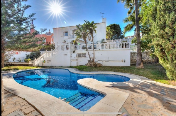 SE VENDE MAGNIFICO CHALET INDEPENDIENTE  EN BENALMADENA