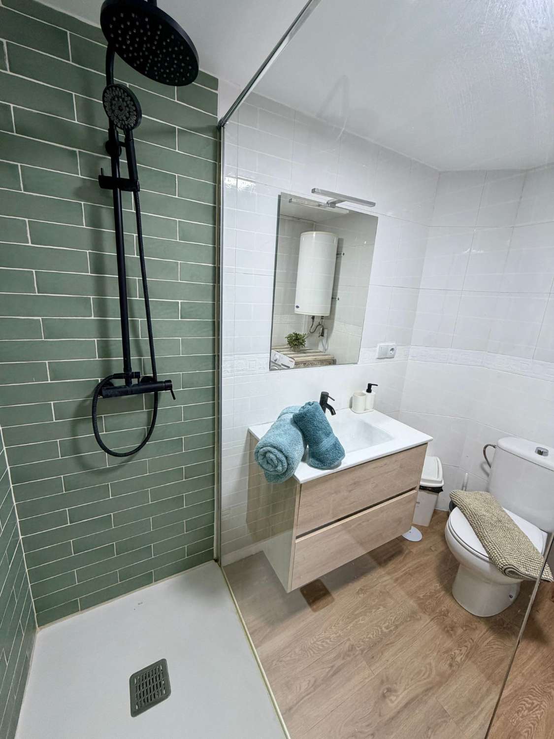 . SE ALQUILA HASTA30/06/26 Y DESDE 01/09/2026 HASTA 30/06/2027 AMPLIO  BONITO ESTUDIO REFORMADO EN CENTRO DE TORREMOLINOS