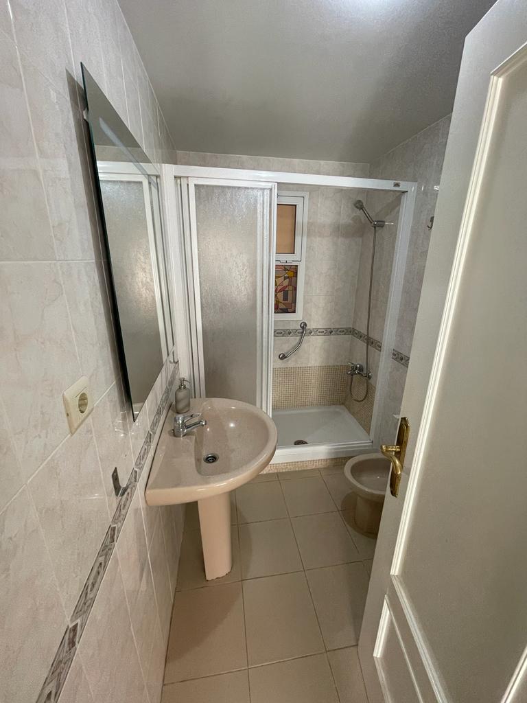 Se alquila desde  1/3/26- 30/06/26 y desde 01/09/2026 hasta 30/06/2027bonito apartamento en 1ª línea de playa de Fuengirola