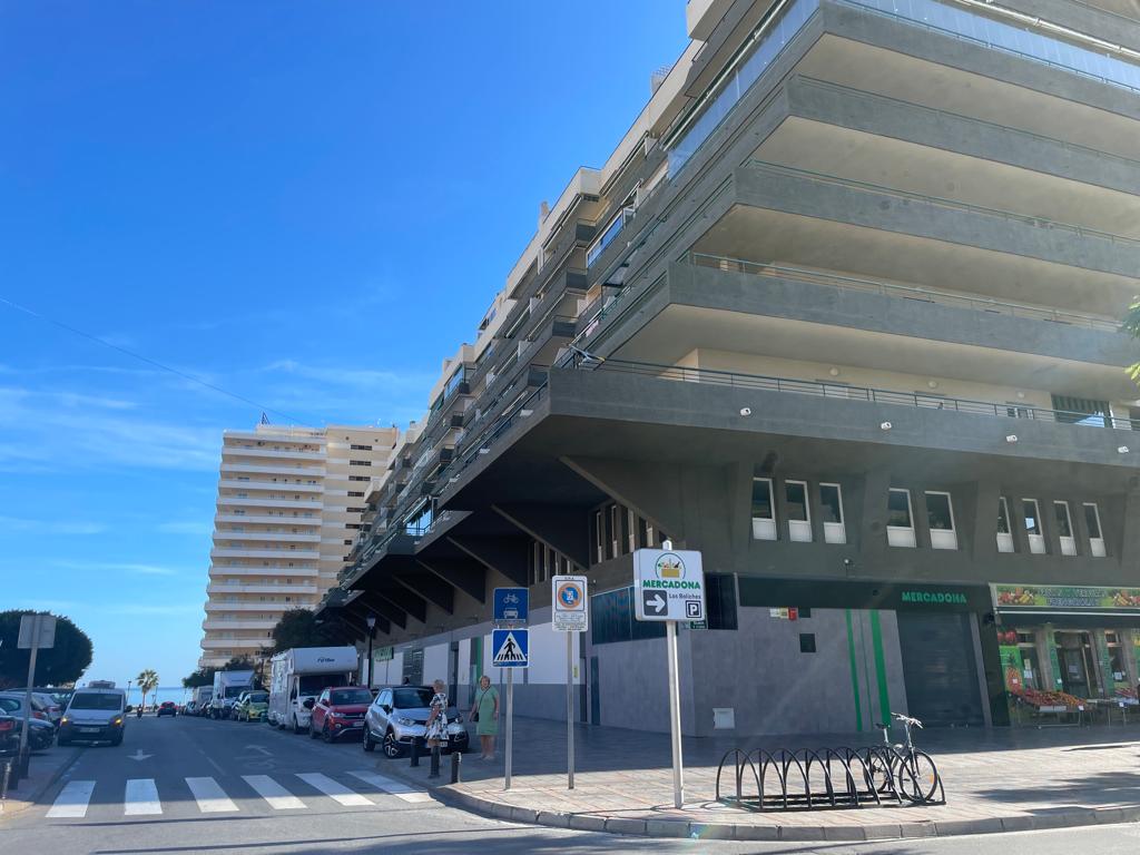 Se alquila desde  1/3/26- 30/06/26 y desde 01/09/2026 hasta 30/06/2027bonito apartamento en 1ª línea de playa de Fuengirola