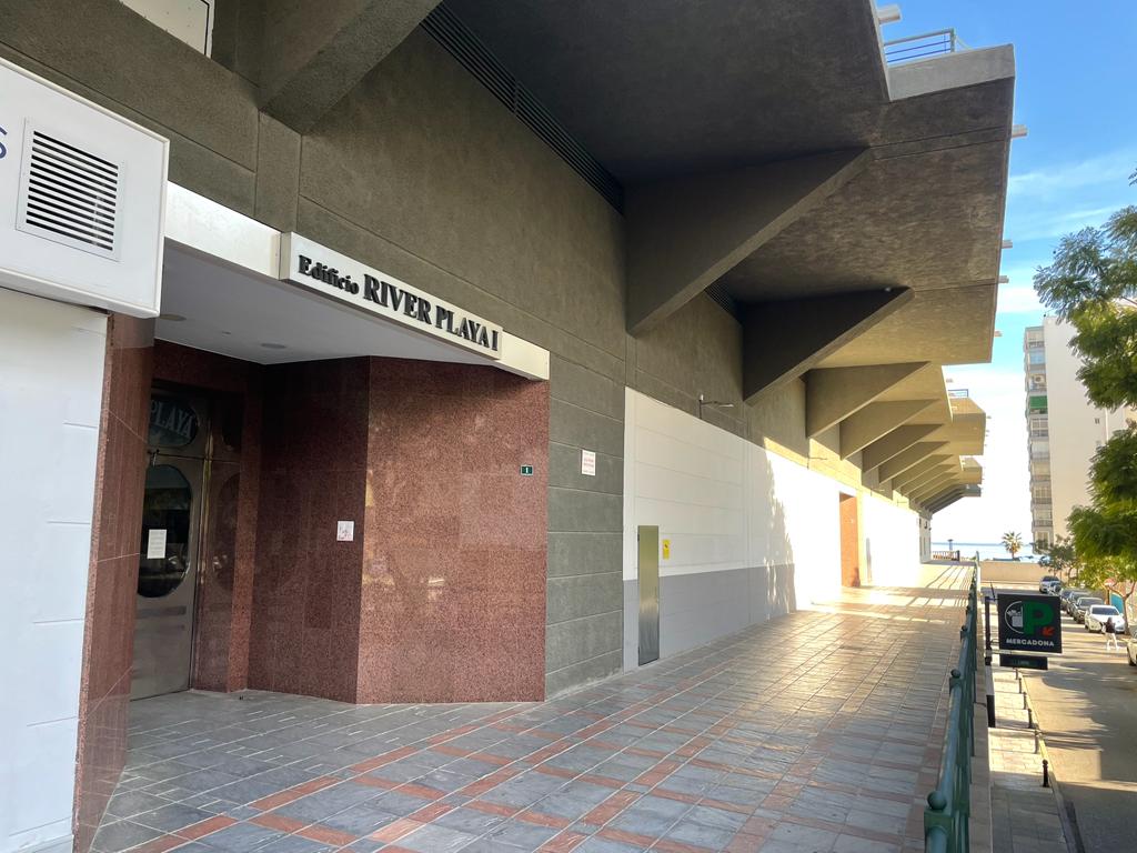 Se alquila desde  1/3/26- 30/06/26 y desde 01/09/2026 hasta 30/06/2027bonito apartamento en 1ª línea de playa de Fuengirola