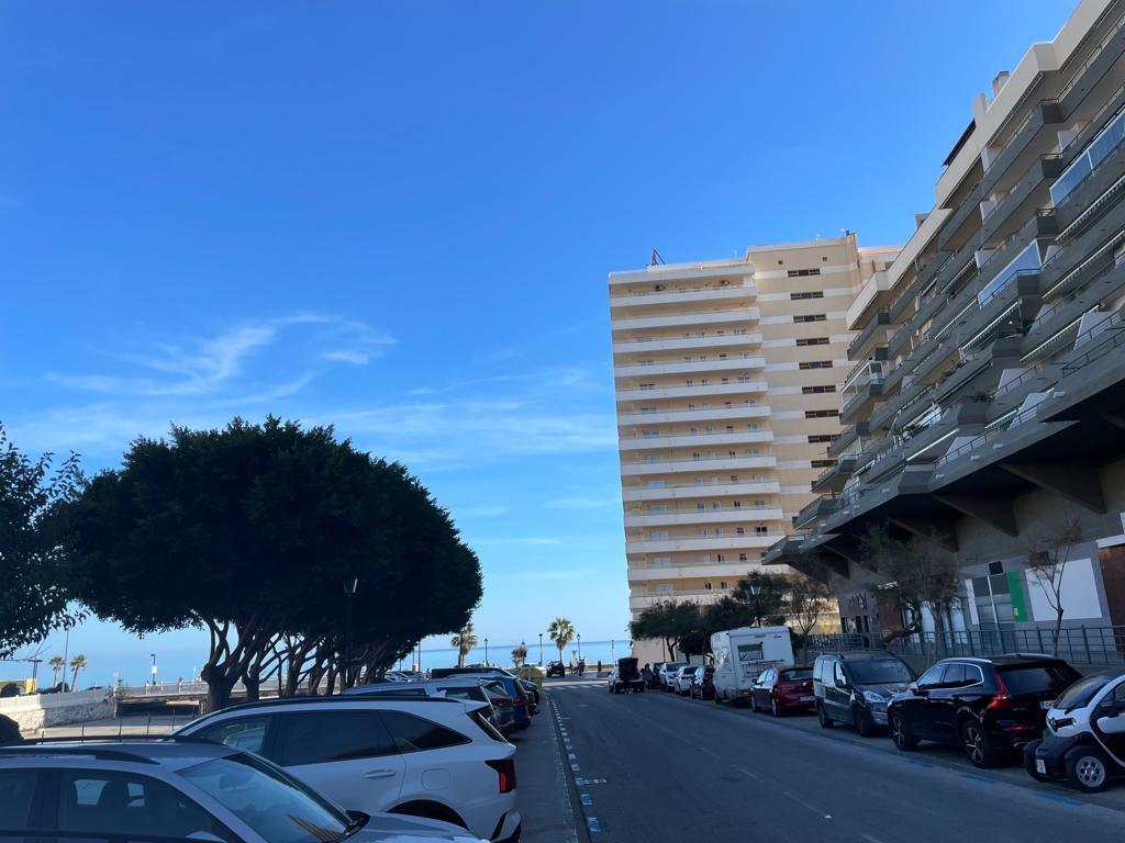 Se alquila desde  1/3/26- 30/06/26 y desde 01/09/2026 hasta 30/06/2027bonito apartamento en 1ª línea de playa de Fuengirola