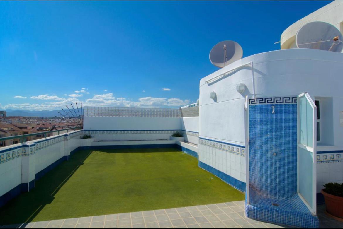 Se alquila desde  1/3/26- 30/06/26 y desde 01/09/2026 hasta 30/06/2027bonito apartamento en 1ª línea de playa de Fuengirola