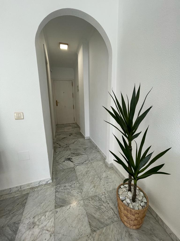 Se alquila desde  1/3/26- 30/06/26 y desde 01/09/2026 hasta 30/06/2027bonito apartamento en 1ª línea de playa de Fuengirola