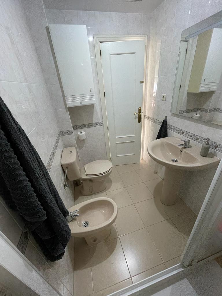 Se alquila desde  1/3/26- 30/06/26 y desde 01/09/2026 hasta 30/06/2027bonito apartamento en 1ª línea de playa de Fuengirola