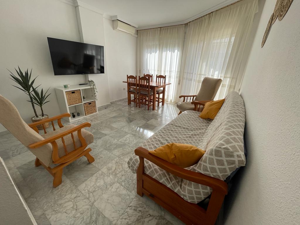 Se alquila desde  1/3/26- 30/06/26 y desde 01/09/2026 hasta 30/06/2027bonito apartamento en 1ª línea de playa de Fuengirola
