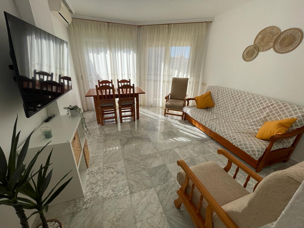Se alquila desde  1/3/26- 30/06/26 y desde 01/09/2026 hasta 30/06/2027bonito apartamento en 1ª línea de playa de Fuengirola
