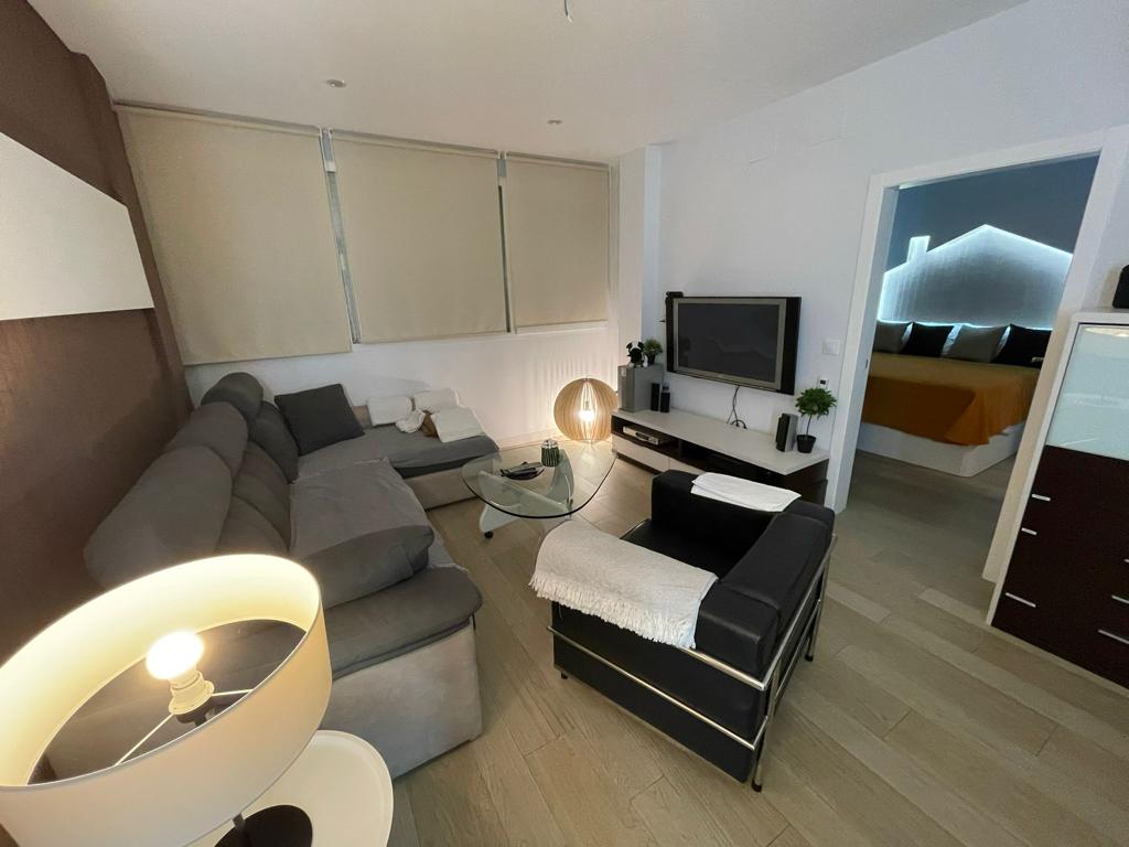 MEDIA TEMPORADA . SE ALQUILA 1.9.2026-30.6.2027 BONITO APARTAMENTO EN EL CENTRO DE TORREMOLINOS