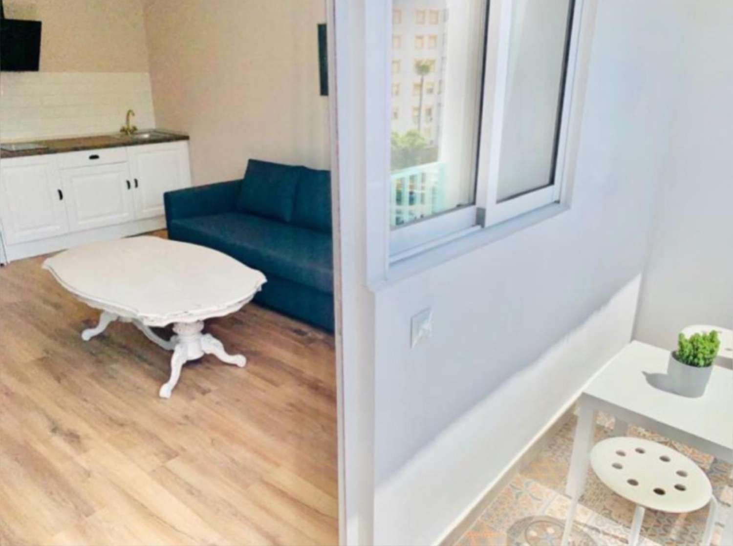 se alquila bonito estudio desde 10/09/2026 hasta 31.5.27 en el centro de  Torremolinos