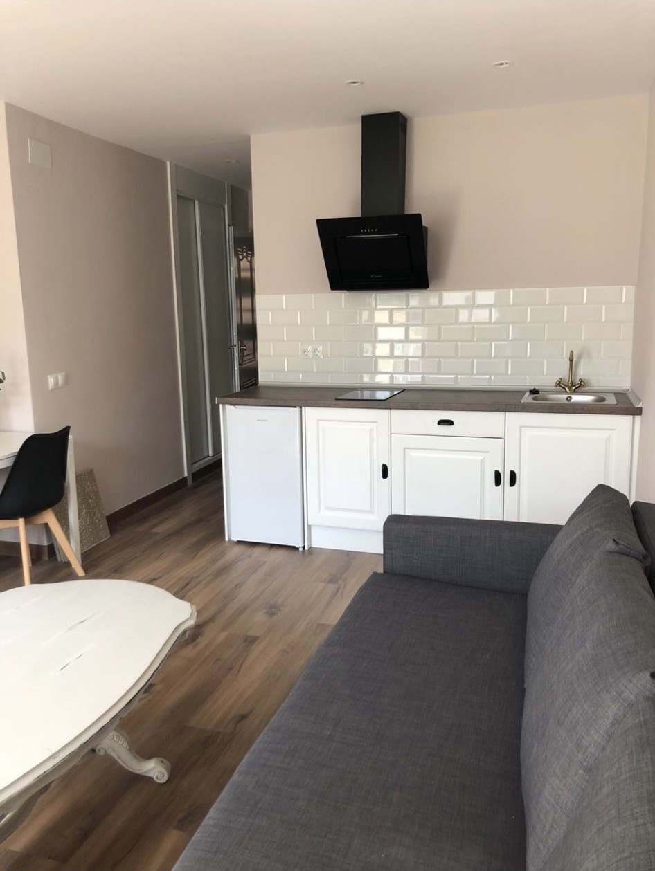 se alquila bonito estudio desde 10/09/2026 hasta 31.5.27 en el centro de  Torremolinos