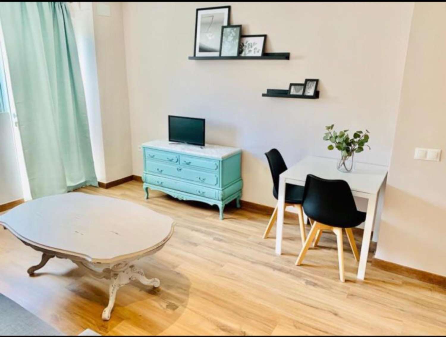 se alquila bonito estudio desde 10/09/2026 hasta 31.5.27 en el centro de  Torremolinos