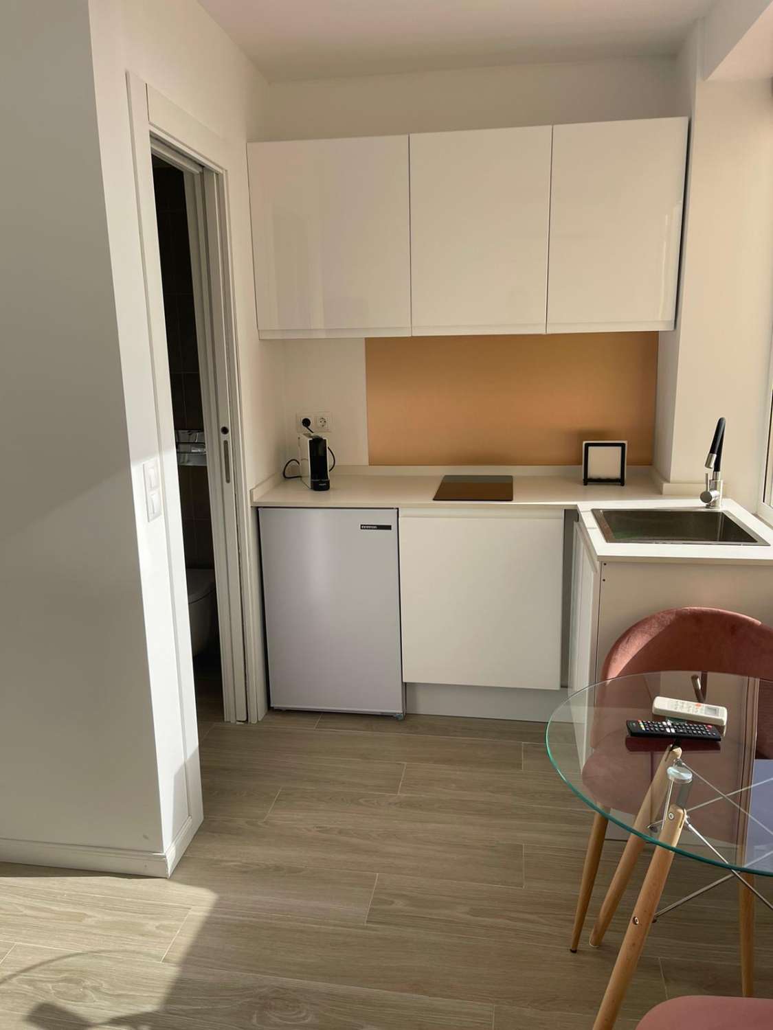 SE ALQUILA  DESDE AHORA HASTA 31.5.2026  Y desde 01/09/2026 hasta 30/06/2027 BONITO APARTAMENTO CON VISTAS PARCIALES AL MAR EN PUERTO MARINA (BENALMADENA)