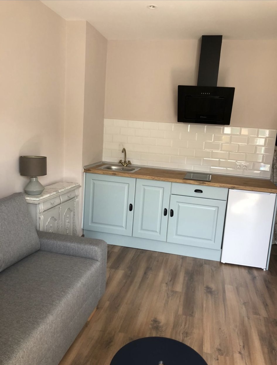 SE ALQUILA  DESDE AHORA HASTA 31.5.2026  Y desde 01/09/2026 hasta 30/06/2027 BONITO APARTAMENTO CON VISTAS PARCIALES AL MAR EN PUERTO MARINA (BENALMADENA)