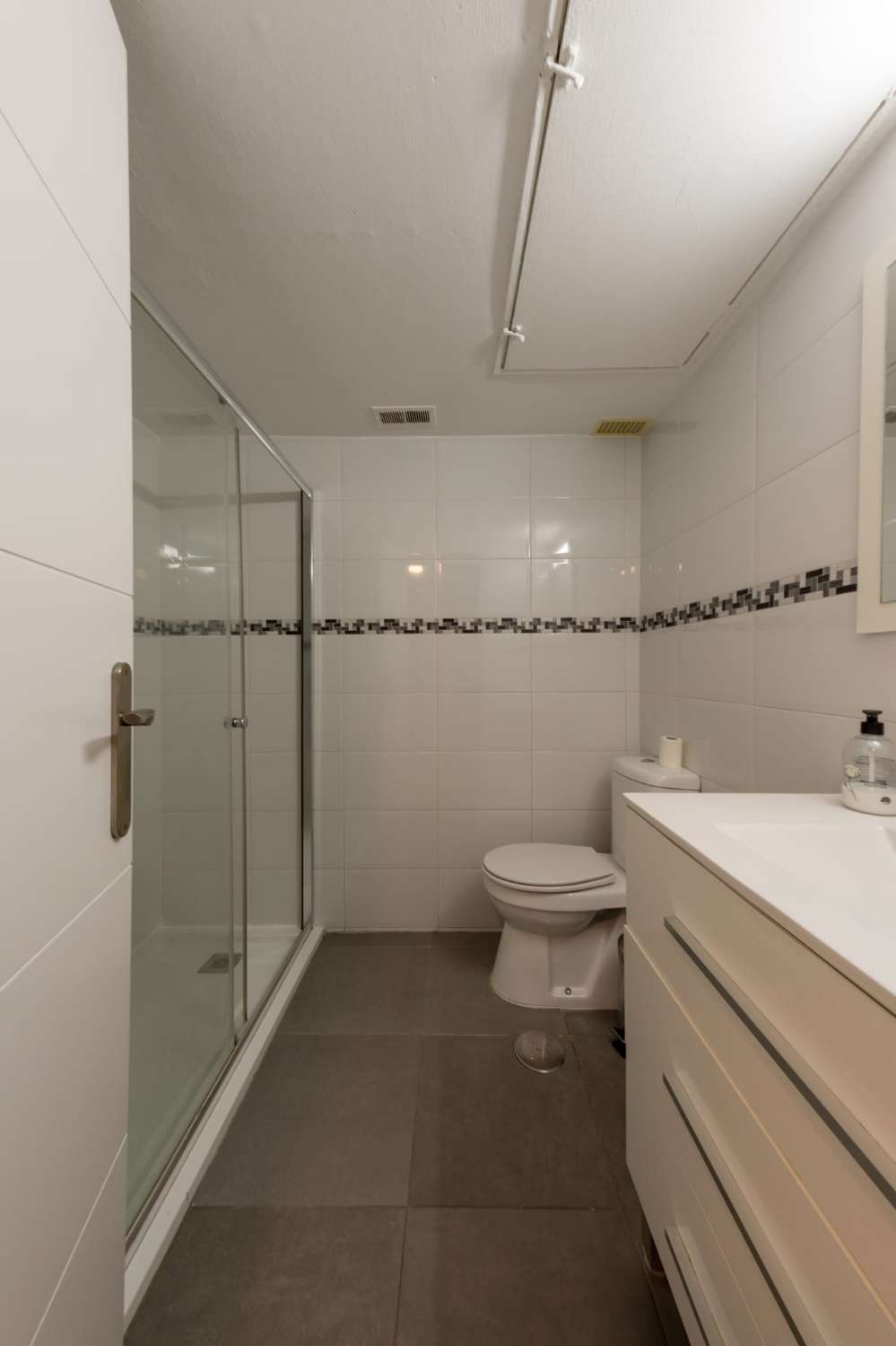 MEDIA TEMPORADA . SE ALQUILA 15.9.26-31.5.27 BONITO ESTUDIO EN CENTRO DE TORREMOLINOS