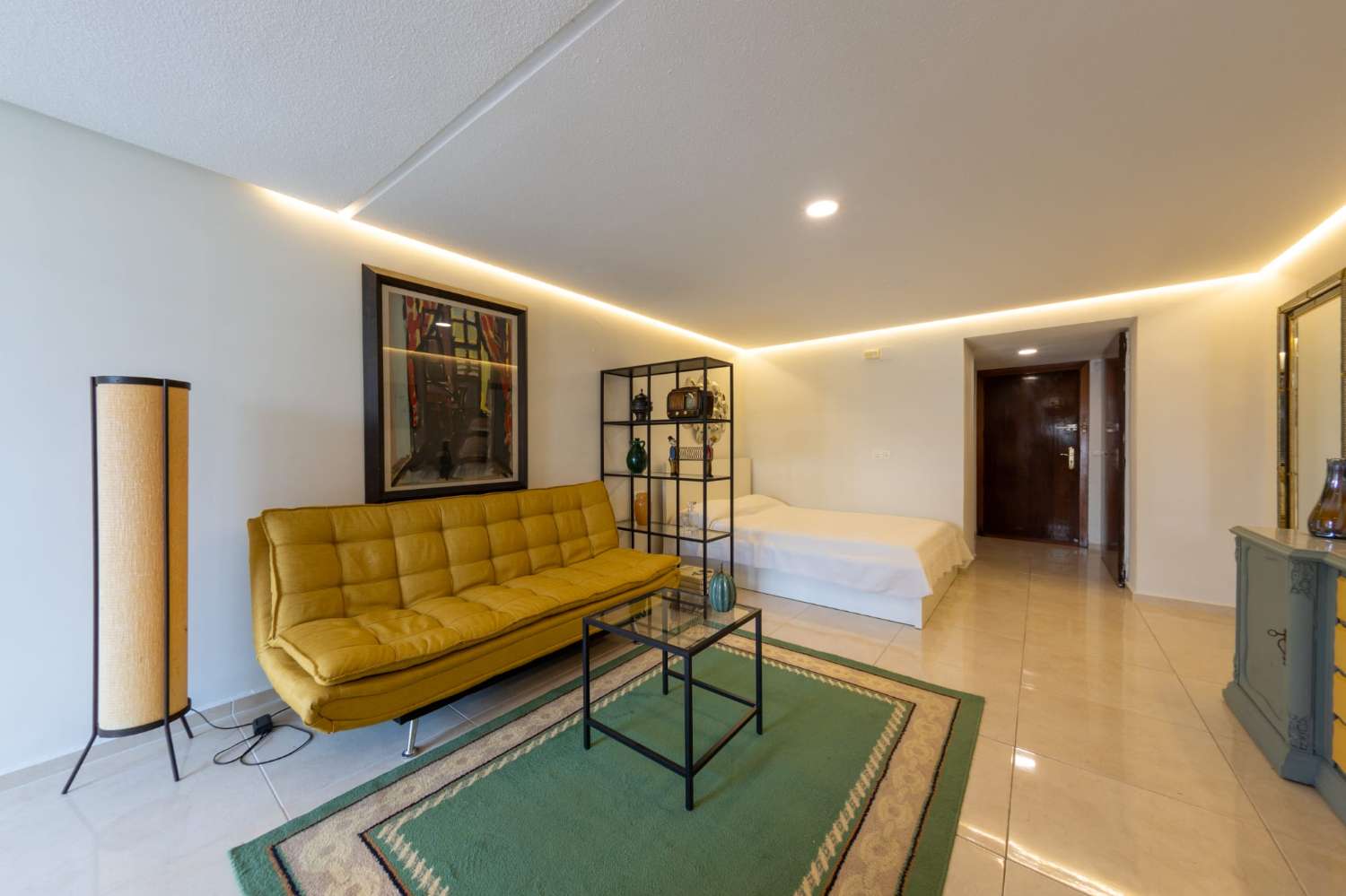 MEDIA TEMPORADA . SE ALQUILA 15.9.26-31.5.27 BONITO ESTUDIO EN CENTRO DE TORREMOLINOS