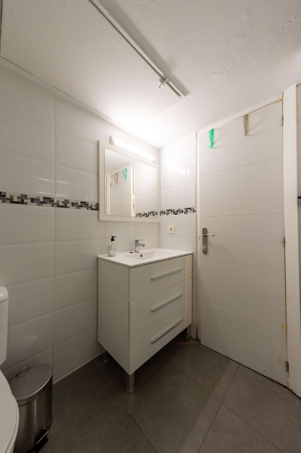 MEDIA TEMPORADA . SE ALQUILA 15.9.26-31.5.27 BONITO ESTUDIO EN CENTRO DE TORREMOLINOS