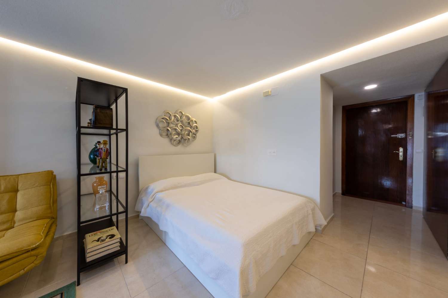 MEDIA TEMPORADA . SE ALQUILA 15.9.26-31.5.27 BONITO ESTUDIO EN CENTRO DE TORREMOLINOS