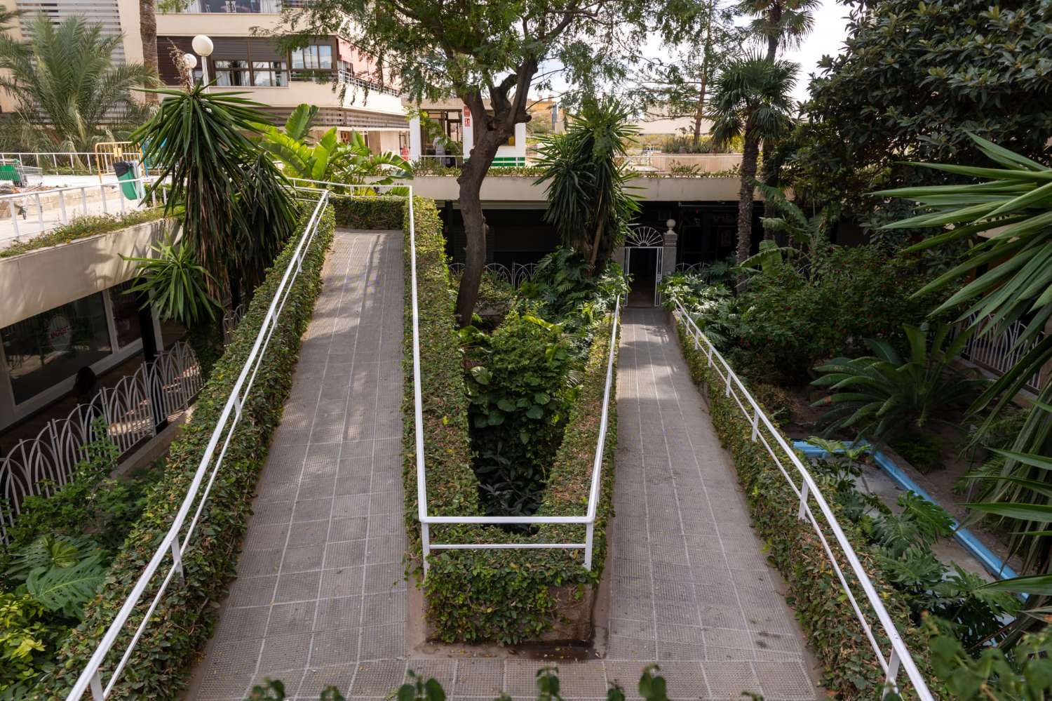 MEDIA TEMPORADA . SE ALQUILA 15.9.26-31.5.27 BONITO ESTUDIO EN CENTRO DE TORREMOLINOS