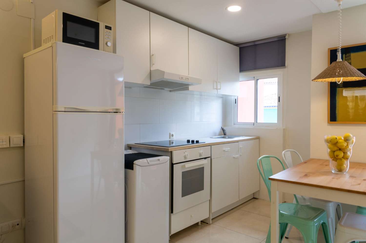 MEDIA TEMPORADA . SE ALQUILA 15.9.26-31.5.27 BONITO ESTUDIO EN CENTRO DE TORREMOLINOS