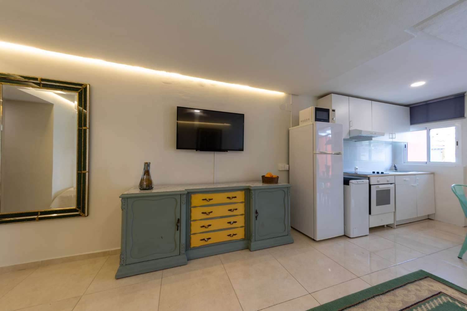 MEDIA TEMPORADA . SE ALQUILA 15.9.26-31.5.27 BONITO ESTUDIO EN CENTRO DE TORREMOLINOS