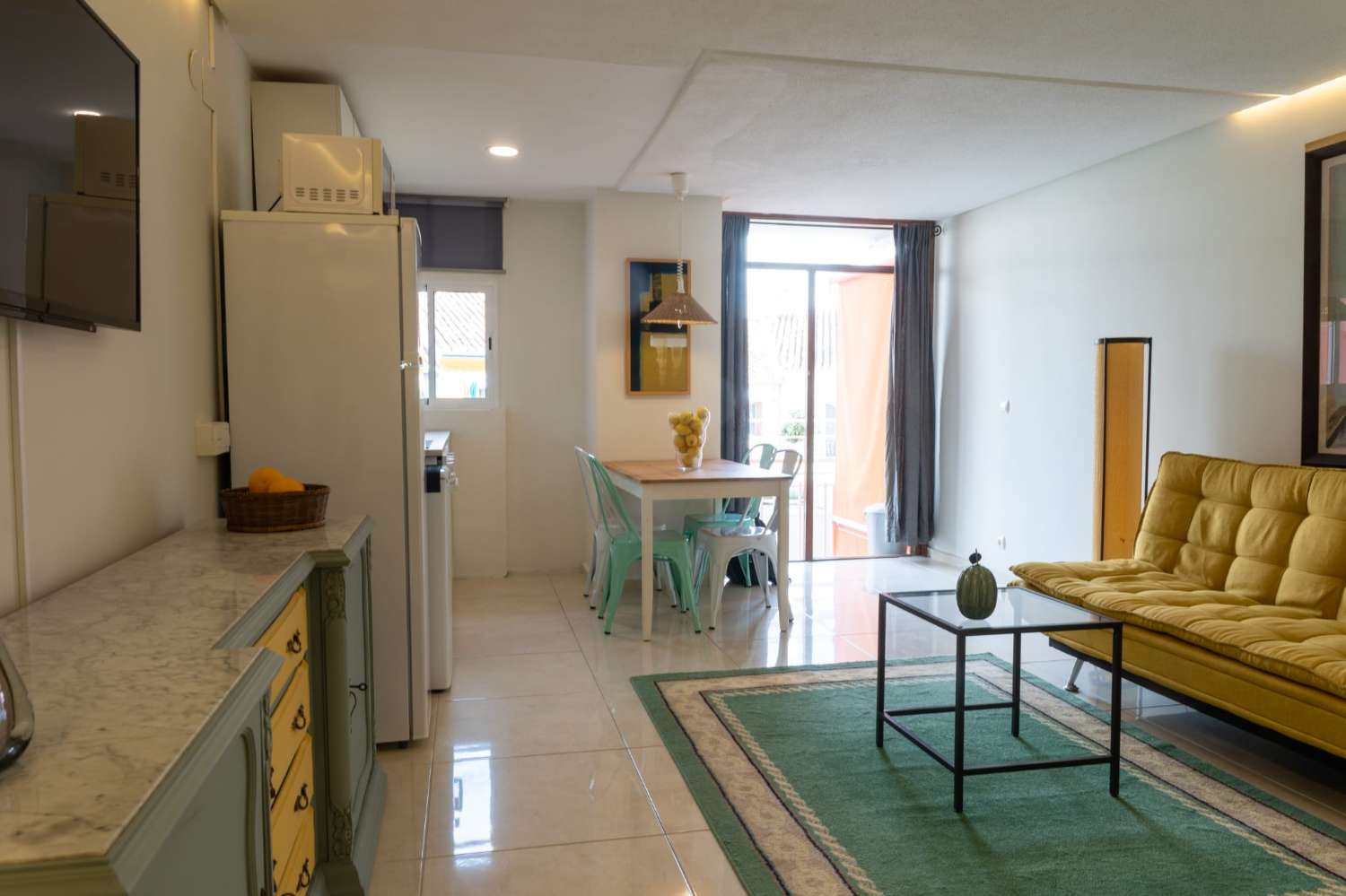 MEDIA TEMPORADA . SE ALQUILA 15.9.26-31.5.27 BONITO ESTUDIO EN CENTRO DE TORREMOLINOS