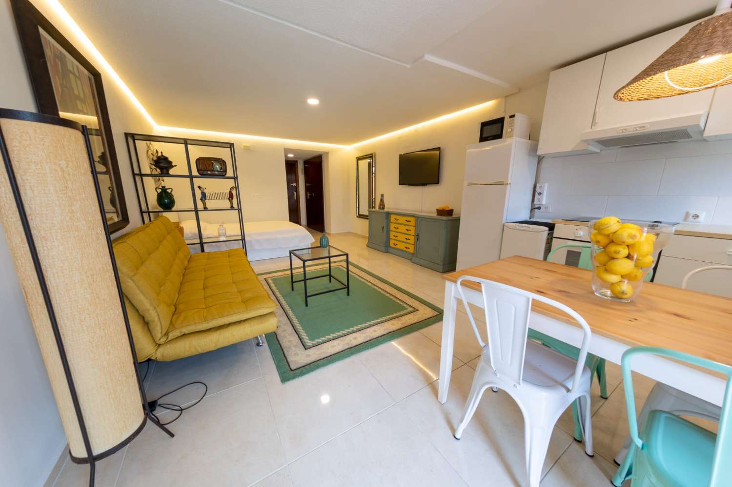 MEDIA TEMPORADA . SE ALQUILA 15.9.26-31.5.27 BONITO ESTUDIO EN CENTRO DE TORREMOLINOS