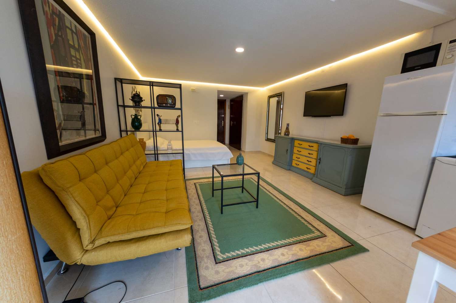 MEDIA TEMPORADA . SE ALQUILA 15.9.26-31.5.27 BONITO ESTUDIO EN CENTRO DE TORREMOLINOS