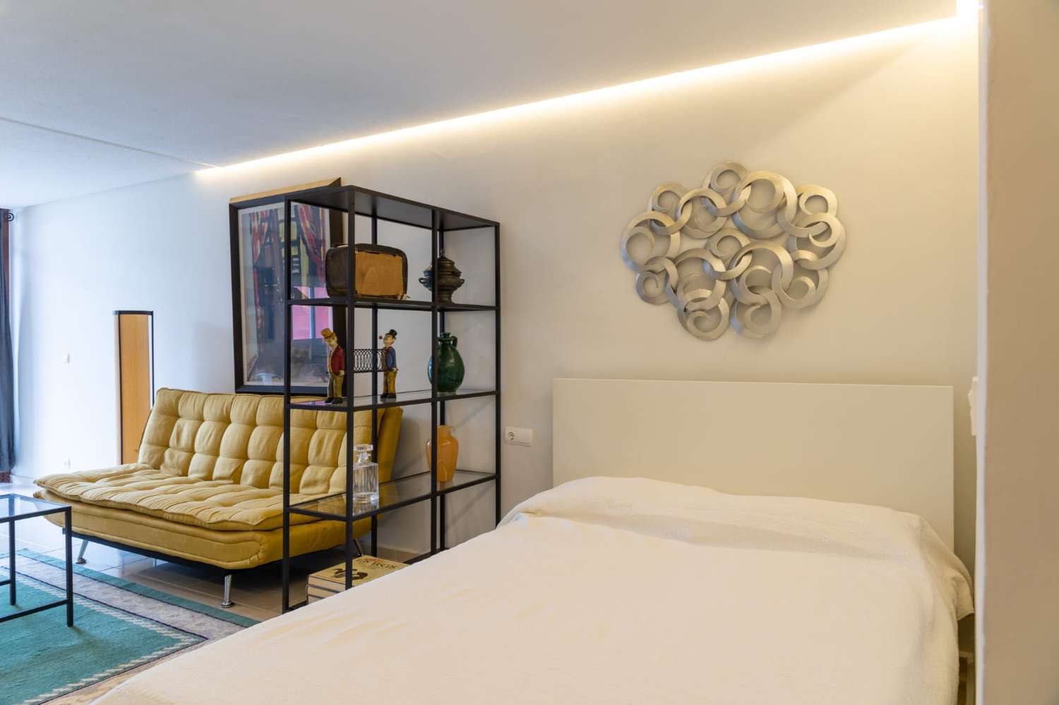 MEDIA TEMPORADA . SE ALQUILA 15.9.26-31.5.27 BONITO ESTUDIO EN CENTRO DE TORREMOLINOS