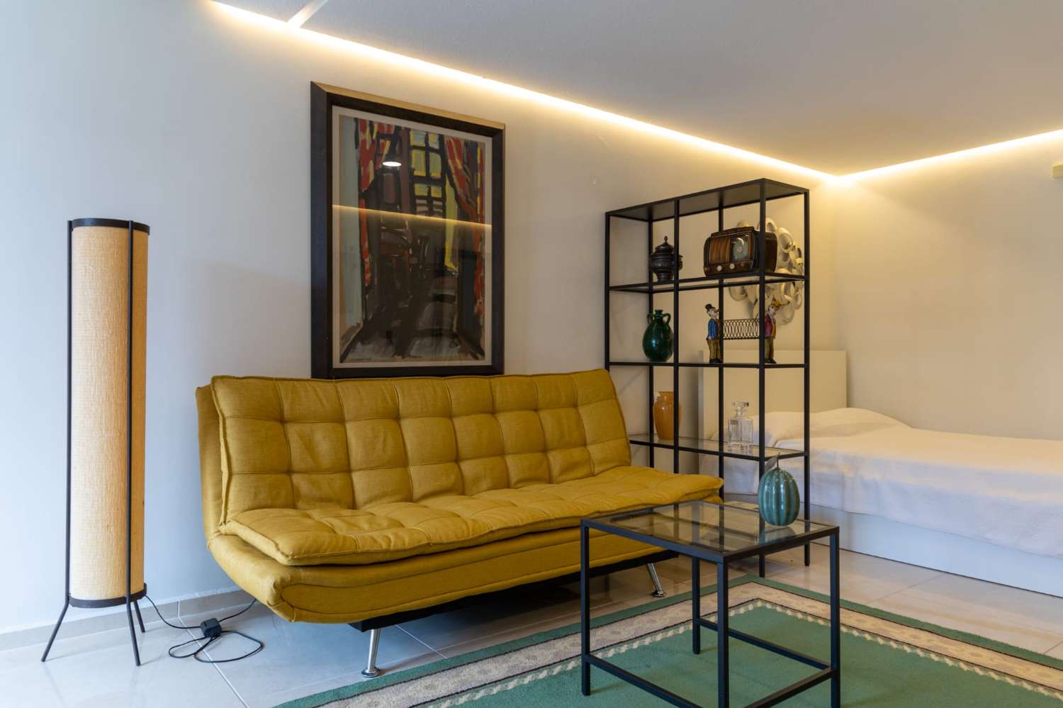 MEDIA TEMPORADA . SE ALQUILA 15.9.26-31.5.27 BONITO ESTUDIO EN CENTRO DE TORREMOLINOS