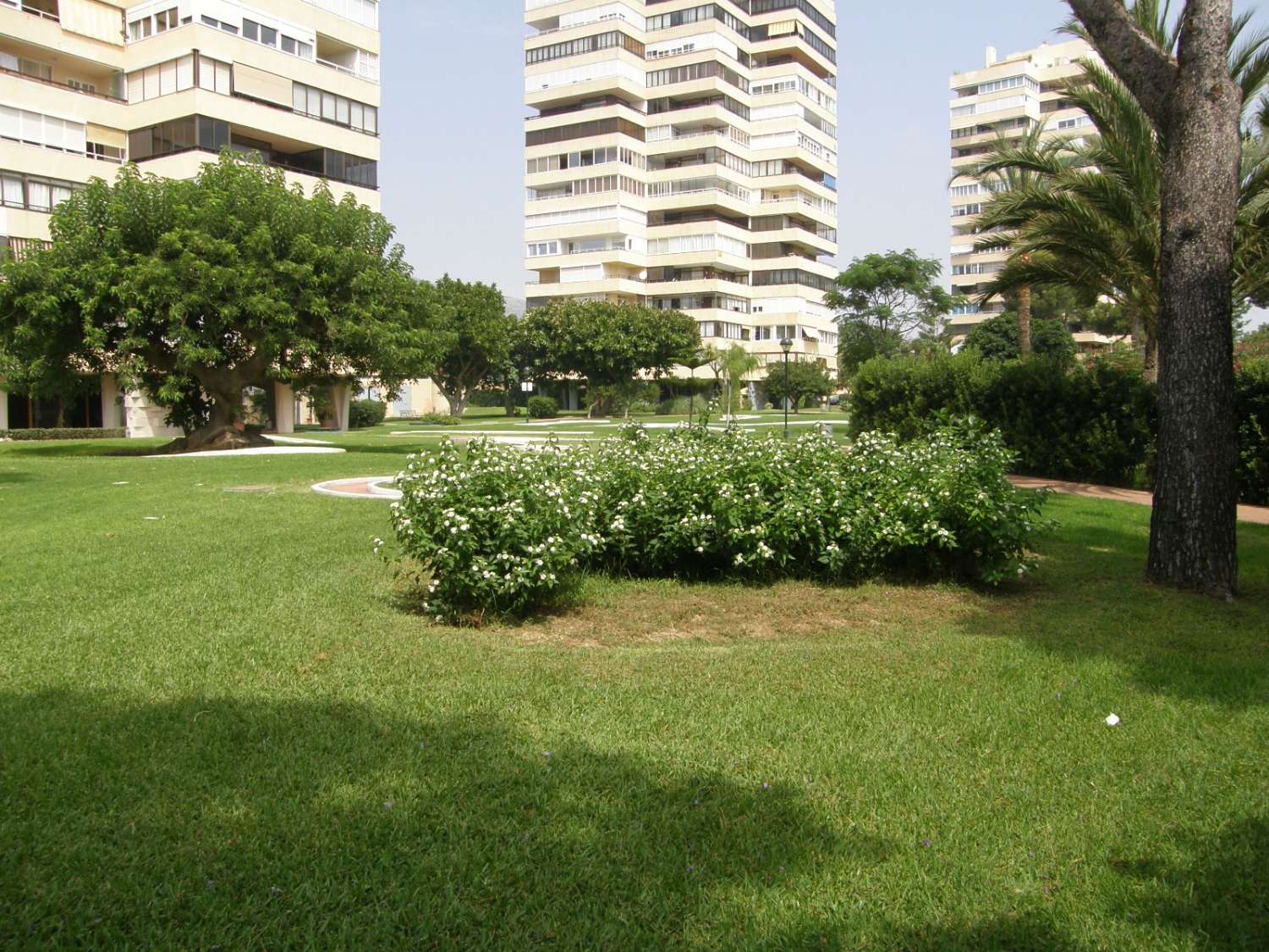 SE ALQUILA BONITO APARTAMENTO CON VISTAS  PARCIALES AL MAR  DESDE 01/09/2026 -30.6.27 EN  PLAYAMAR (TORREMOLINOS)