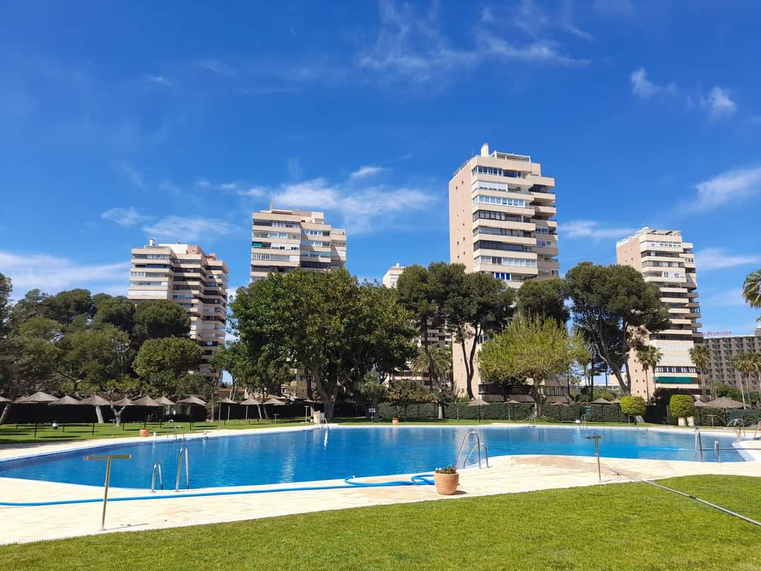 SE ALQUILA BONITO APARTAMENTO CON VISTAS  PARCIALES AL MAR  DESDE 01/09/2026 -30.6.27 EN  PLAYAMAR (TORREMOLINOS)