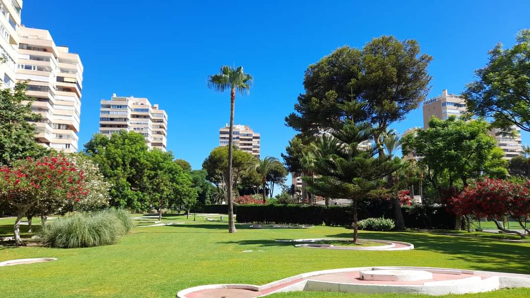 SE ALQUILA BONITO APARTAMENTO CON VISTAS  PARCIALES AL MAR  DESDE 01/09/2026 -30.6.27 EN  PLAYAMAR (TORREMOLINOS)