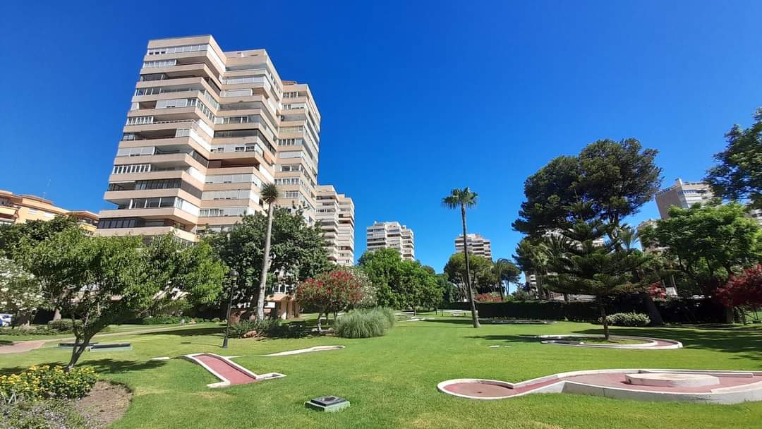 SE ALQUILA BONITO APARTAMENTO CON VISTAS  PARCIALES AL MAR  DESDE 01/09/2026 -30.6.27 EN  PLAYAMAR (TORREMOLINOS)