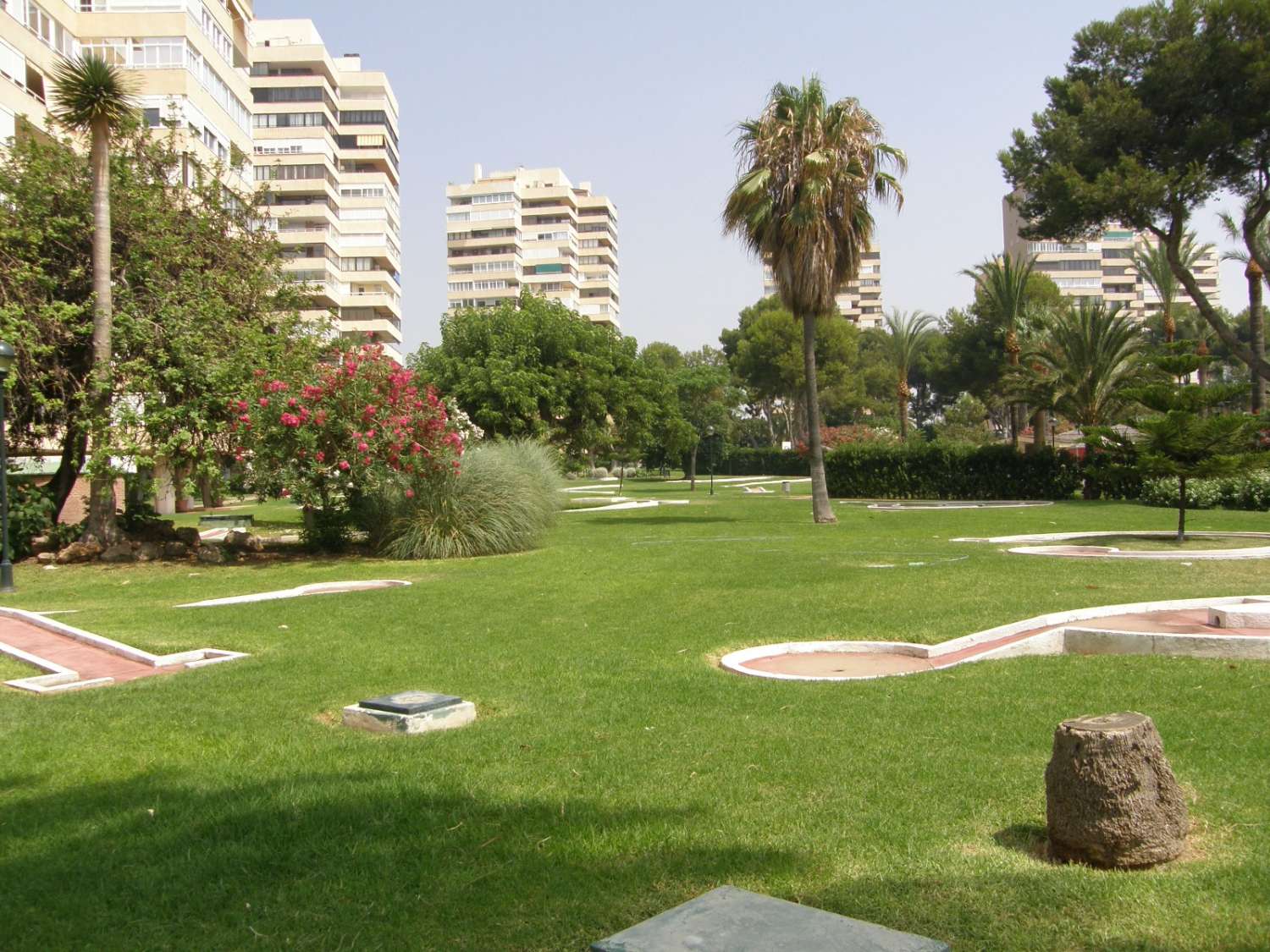 SE ALQUILA BONITO APARTAMENTO CON VISTAS  PARCIALES AL MAR  DESDE 01/09/2026 -30.6.27 EN  PLAYAMAR (TORREMOLINOS)