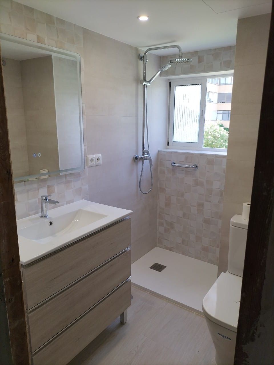 SE ALQUILA BONITO APARTAMENTO CON VISTAS  PARCIALES AL MAR  DESDE 01/09/2026 -30.6.27 EN  PLAYAMAR (TORREMOLINOS)