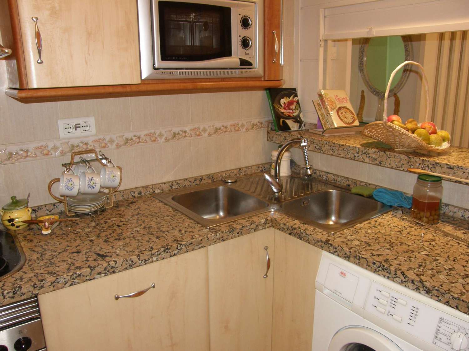 SE ALQUILA BONITO APARTAMENTO CON VISTAS  PARCIALES AL MAR  DESDE 01/09/2026 -30.6.27 EN  PLAYAMAR (TORREMOLINOS)