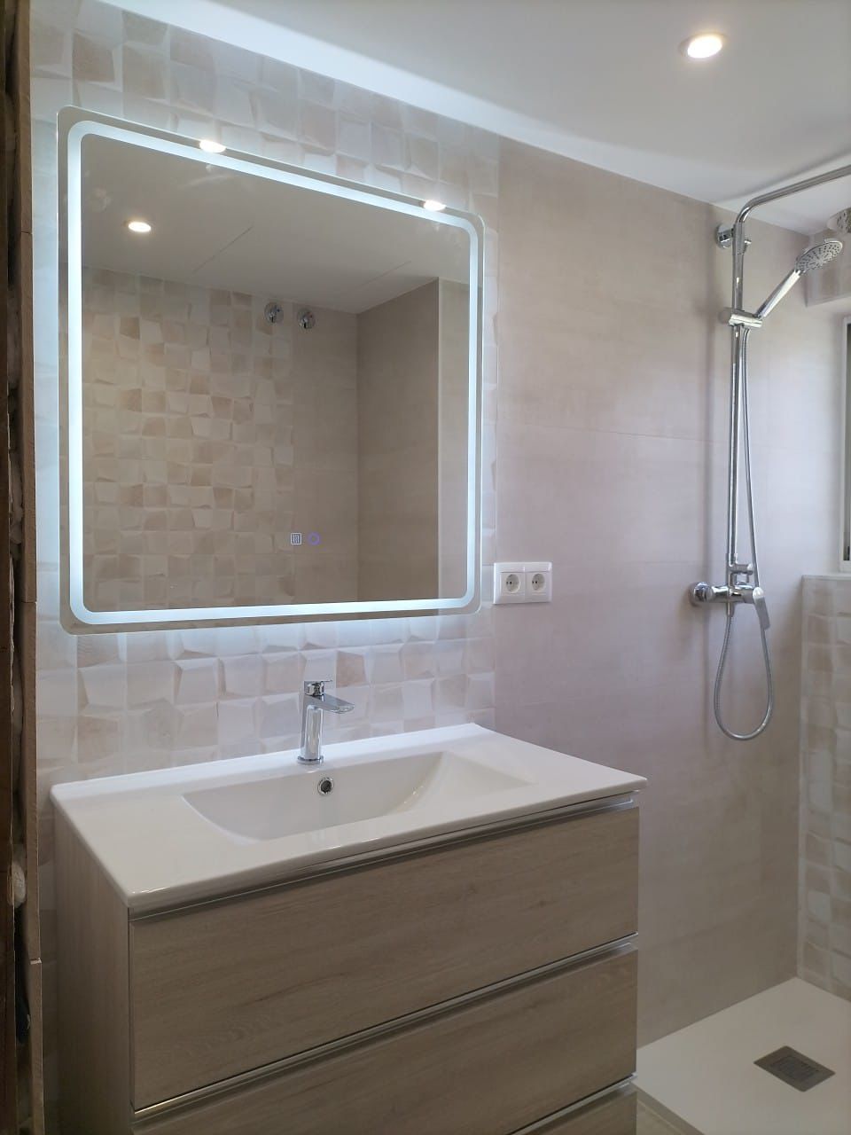 SE ALQUILA BONITO APARTAMENTO CON VISTAS  PARCIALES AL MAR  DESDE 01/09/2026 -30.6.27 EN  PLAYAMAR (TORREMOLINOS)