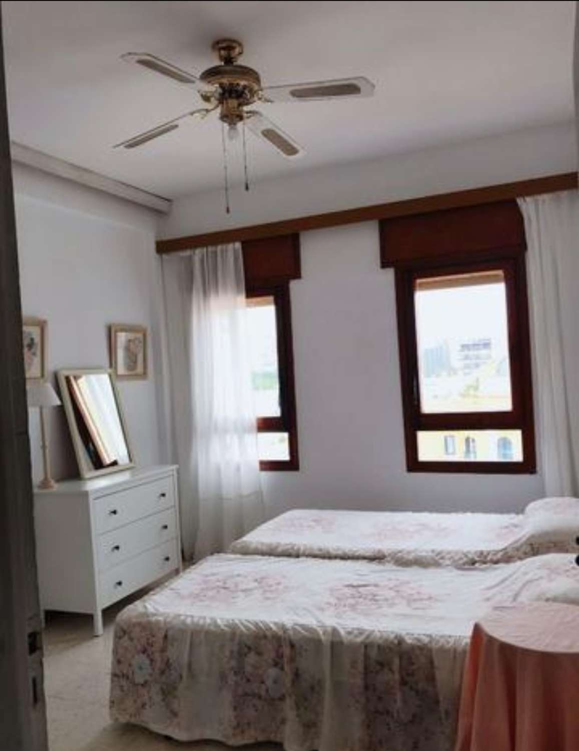 SE ALQUILA DE 02.09.2026-31.05.2027 BONITO APARTAMENTO EN  1ª LINEA DE PLAYA EL BAJONDILLO (TORREMOLINOS)