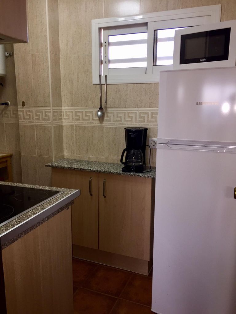 SE ALQUILA DEL 1.10.26 - 31.5.2027 BONITO APARTAMENTO  CON VISTAS AL MAR EN 2ª LINEA DE PLAYA  EN FUENGIROLA