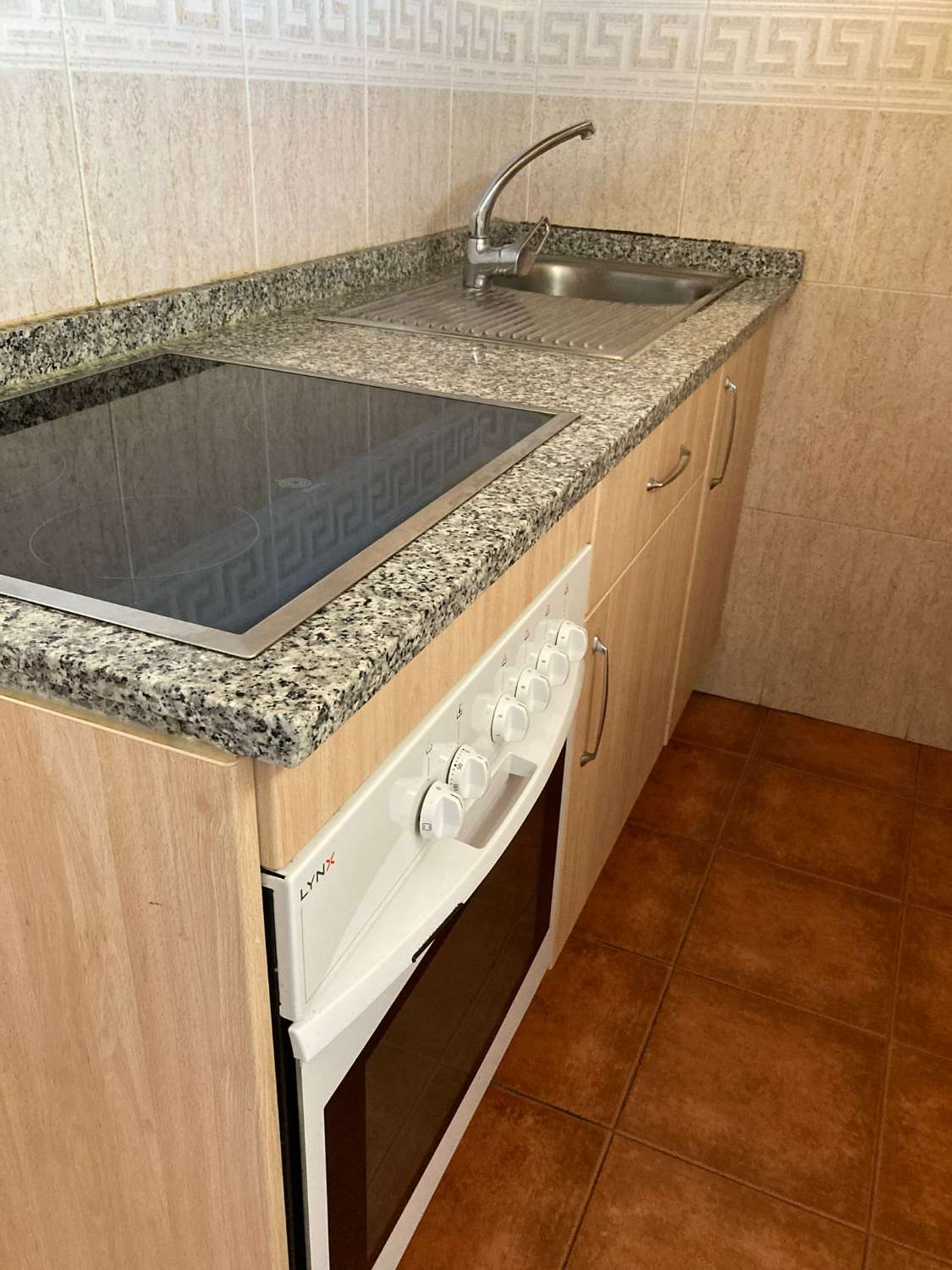 SE ALQUILA DEL 1.10.26 - 31.5.2027 BONITO APARTAMENTO  CON VISTAS AL MAR EN 2ª LINEA DE PLAYA  EN FUENGIROLA