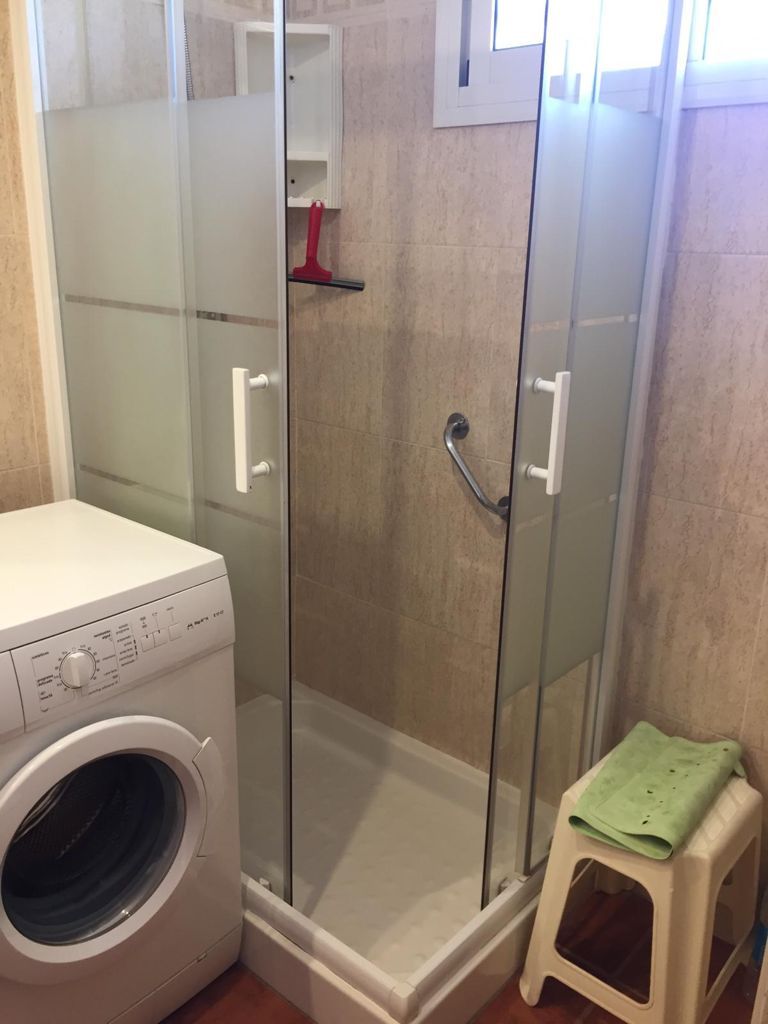 SE ALQUILA DEL 1.10.26 - 31.5.2027 BONITO APARTAMENTO  CON VISTAS AL MAR EN 2ª LINEA DE PLAYA  EN FUENGIROLA