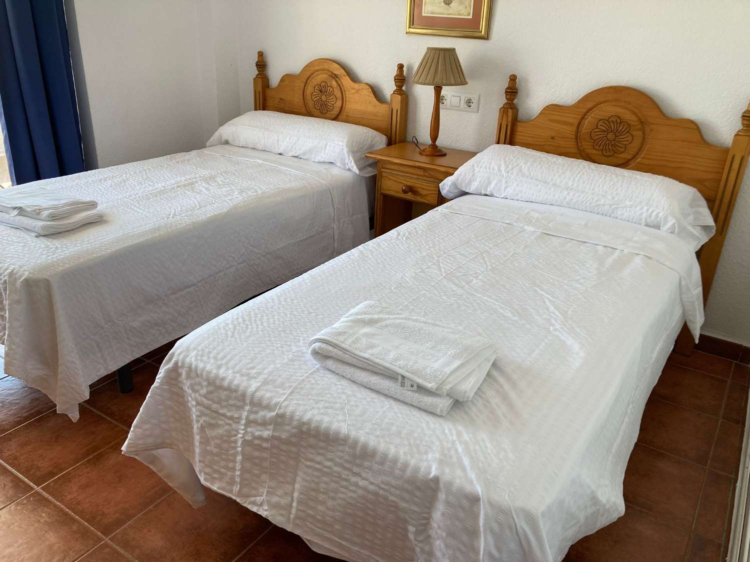 SE ALQUILA DEL 1.10.26 - 31.5.2027 BONITO APARTAMENTO  CON VISTAS AL MAR EN 2ª LINEA DE PLAYA  EN FUENGIROLA