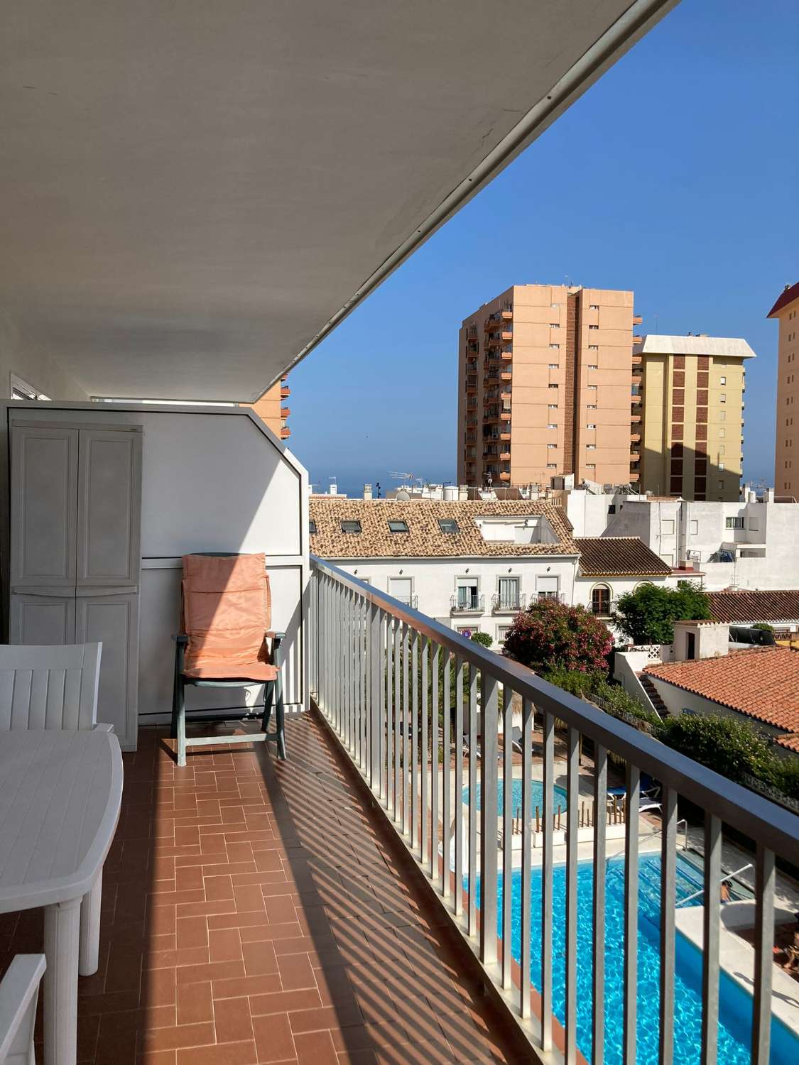 SE ALQUILA DEL 1.10.26 - 31.5.2027 BONITO APARTAMENTO  CON VISTAS AL MAR EN 2ª LINEA DE PLAYA  EN FUENGIROLA