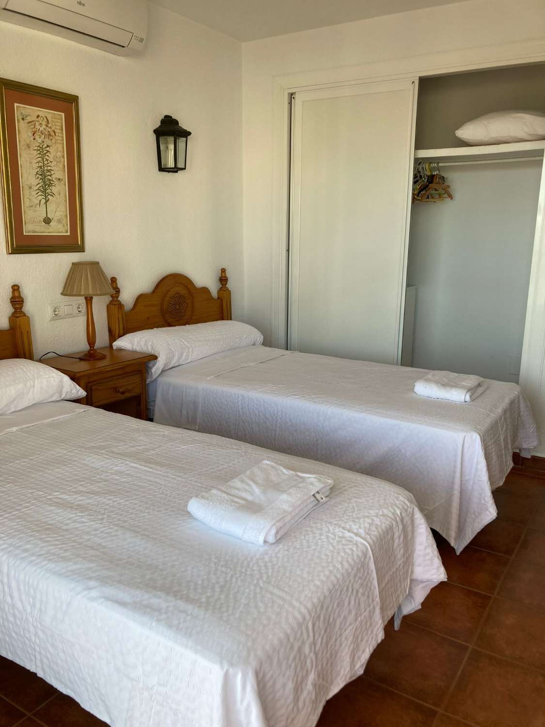 SE ALQUILA DEL 1.10.26 - 31.5.2027 BONITO APARTAMENTO  CON VISTAS AL MAR EN 2ª LINEA DE PLAYA  EN FUENGIROLA